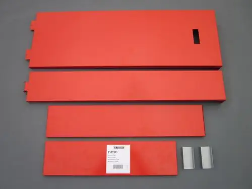 Rote Elemente mit verschiedenen Längen und einer Verpackung von Remeha, wahrscheinlich zur Montage oder als Teil eines Systems.